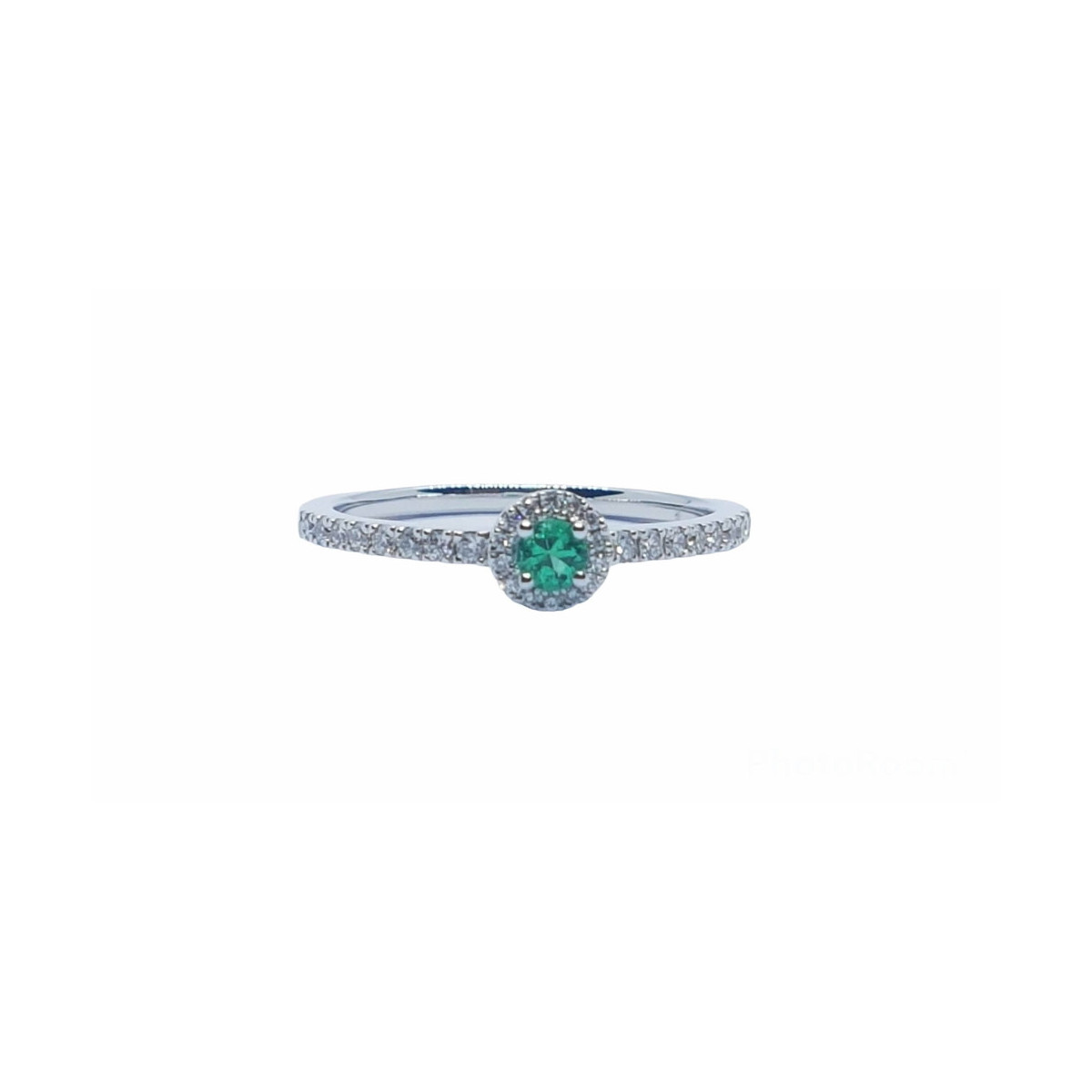 Anillo de oro blanco con diamantes y esmeralda