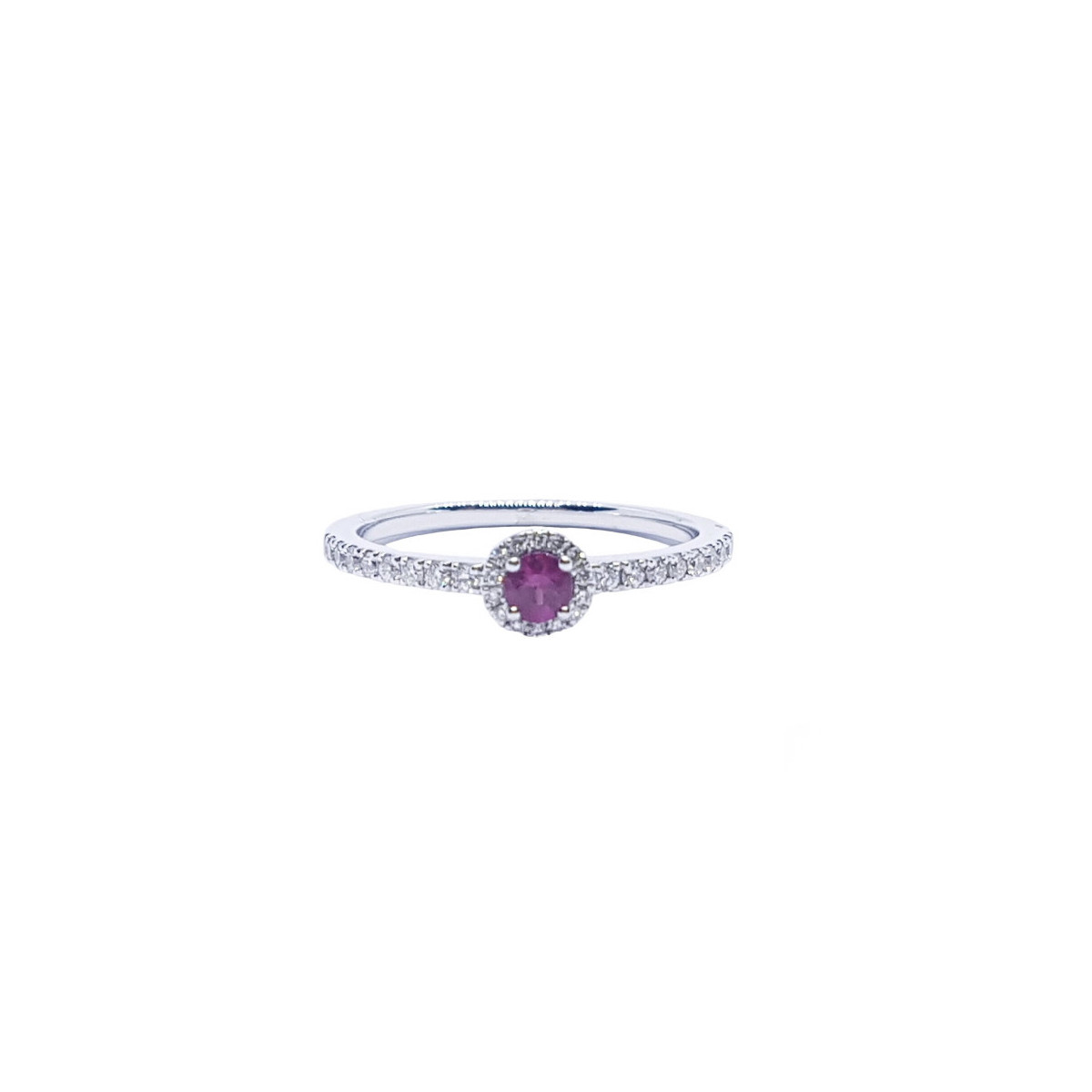 Anillo de oro blanco con diamantes y rubí