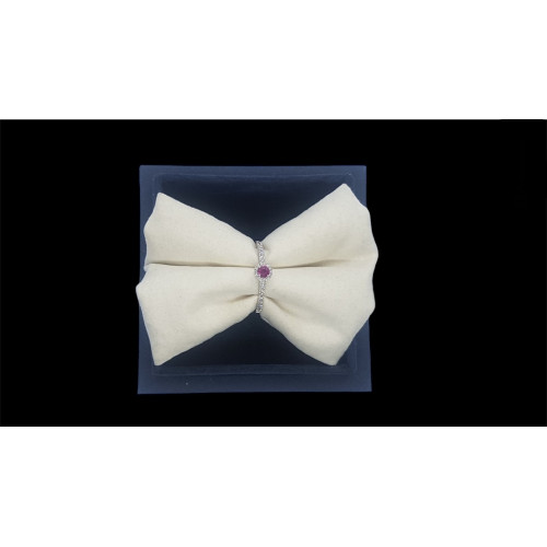 Anillo de oro blanco con diamantes y rubí