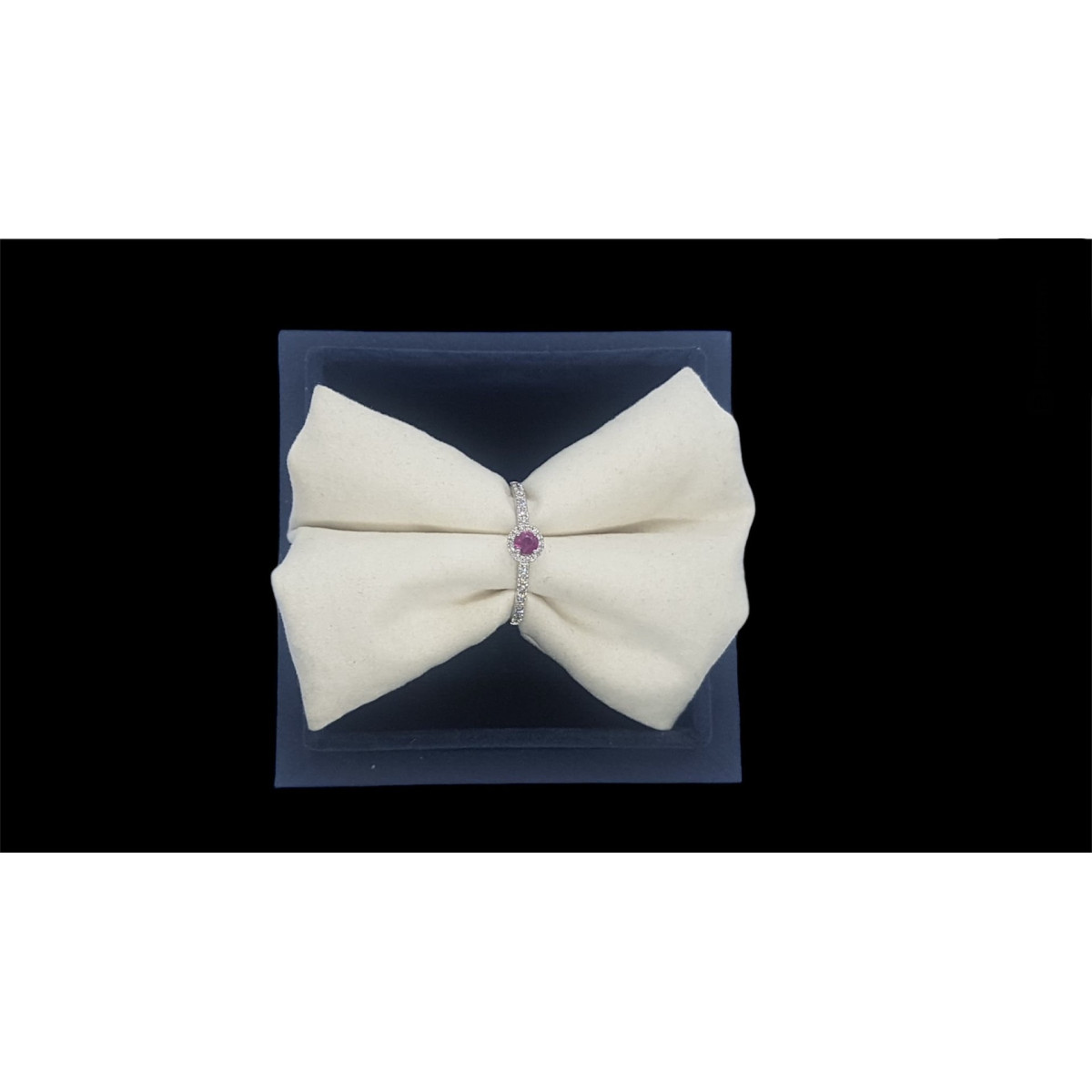 Anillo de oro blanco con diamantes y rubí