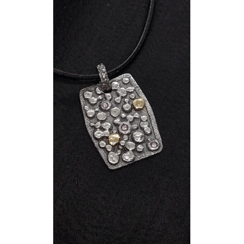 COLGANTE DE PLATA Y ORO CON ZAFIROS ROSAS
