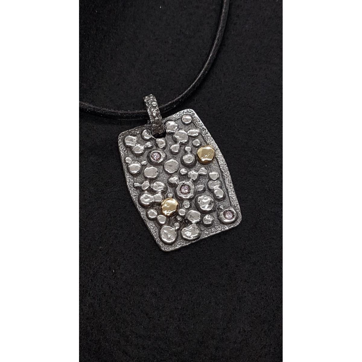 COLGANTE DE PLATA Y ORO CON ZAFIROS ROSAS