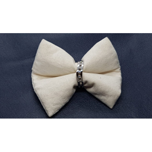 Media alianza de oro blanco y diamantes
