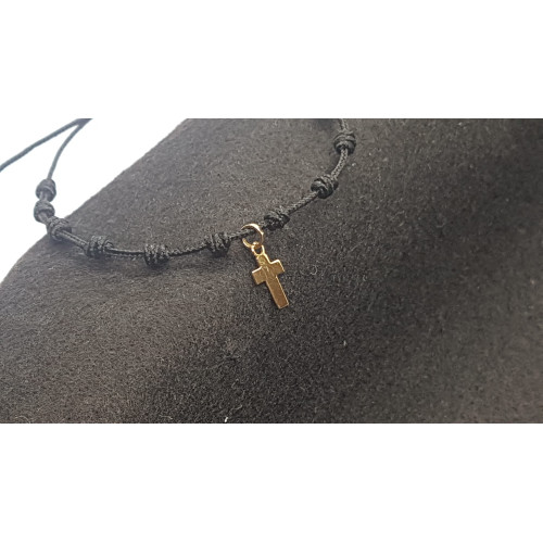 Pulsera de macramé con  cruz de oro