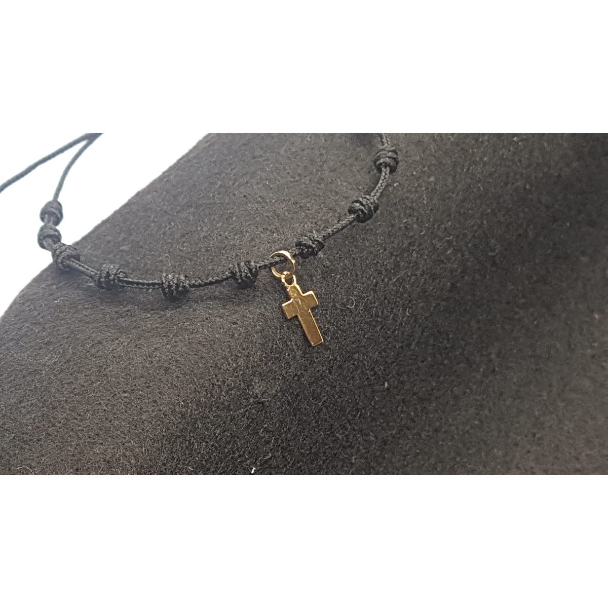 Pulsera de macramé con  cruz de oro