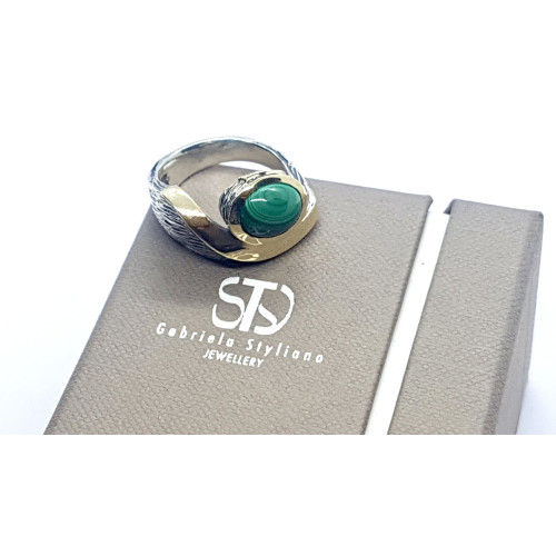 Anillo de plata y oro con malaquita