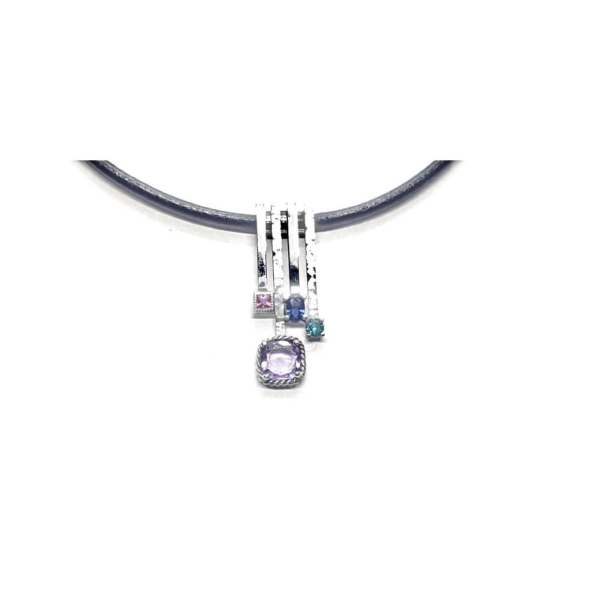 Collar de plata con circonitas y cuero