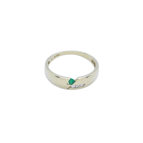 Anillo de oro amarillo con diamantes y esmeralda