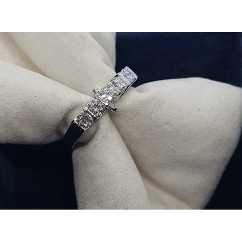 Media alianza de oro blanco y diamantes