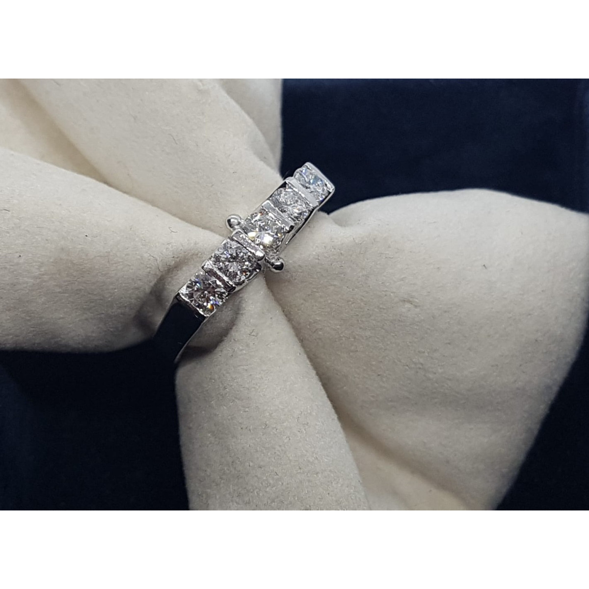 Media alianza de oro blanco y diamantes