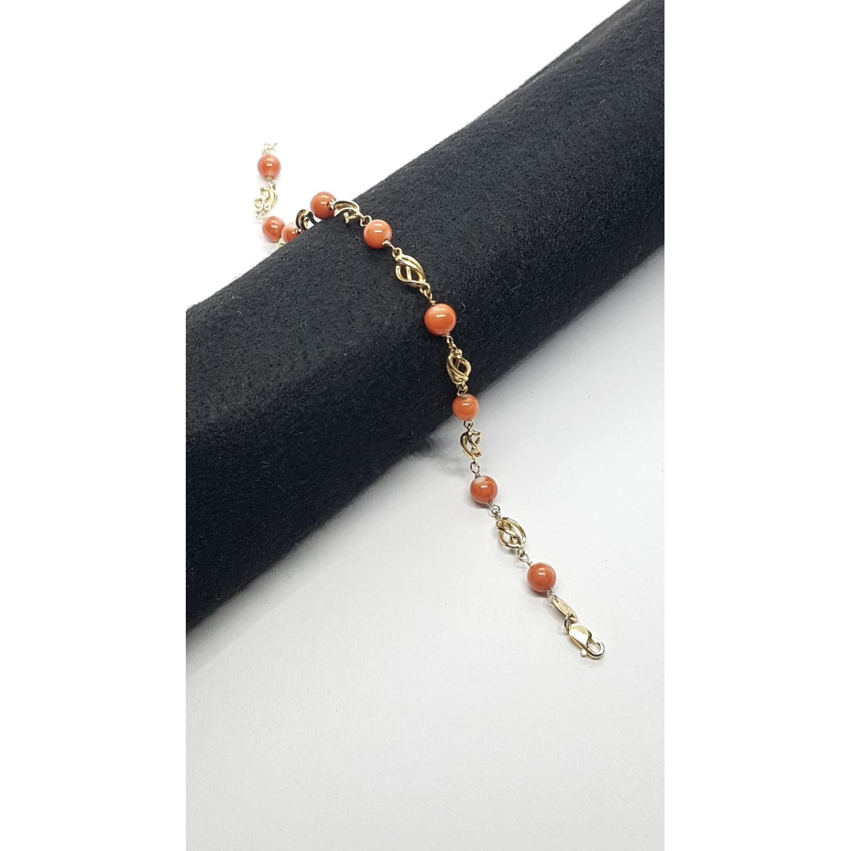Pulsera articulada de oro amarillo con coral