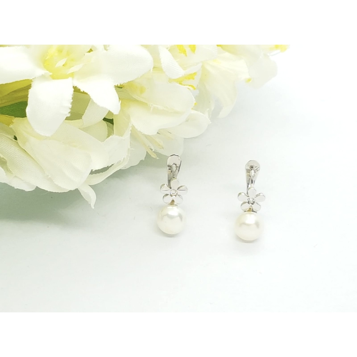 Pendientes de oro blanco estilo Tú y Yo con Perla natural cultivada y circonita