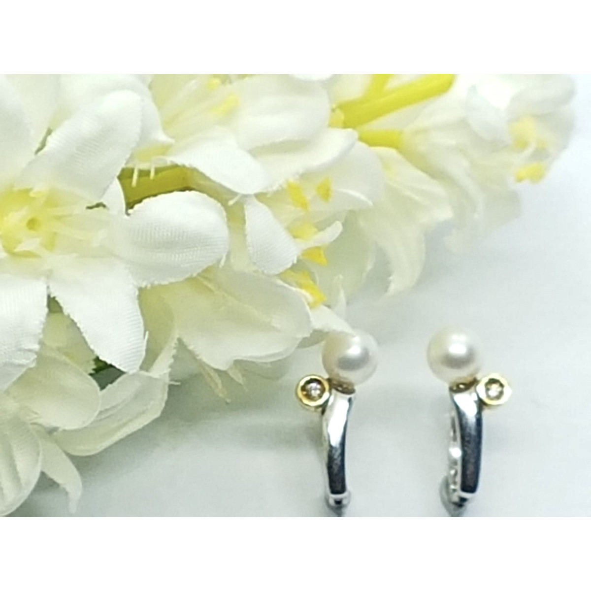 Pendientes de plata y oro amarillo con diamantes y perla natural cultivada