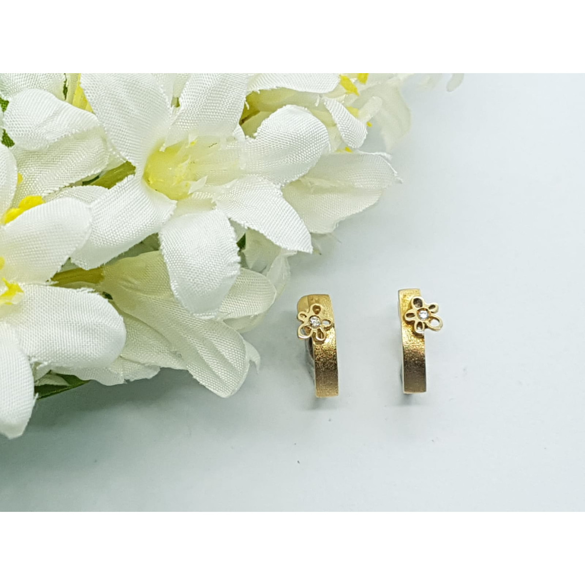 Pendientes de oro amarillo con diamante