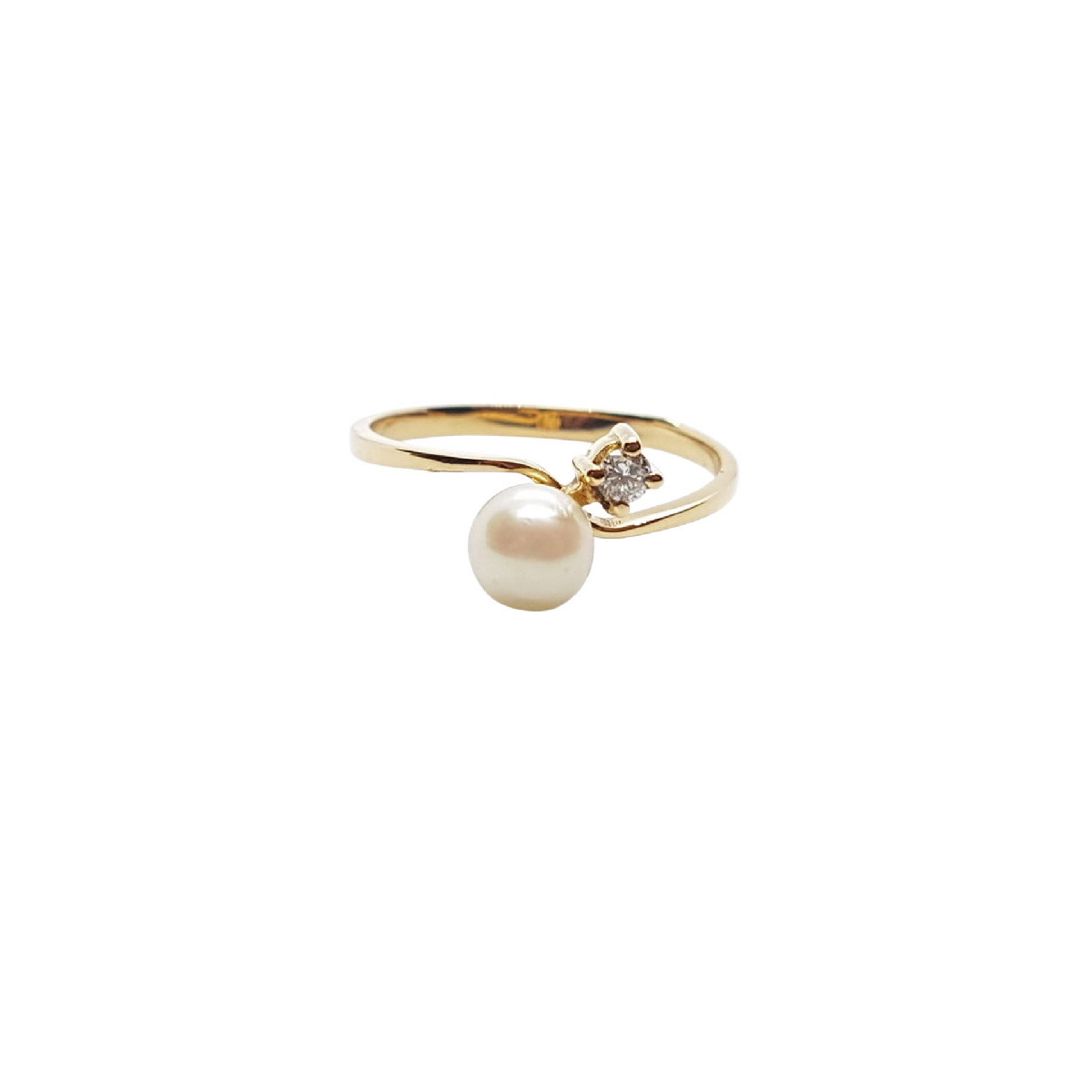 Anillo de oro amarillo con diamante y perla natural cultivada