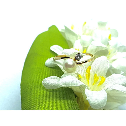 Anillo de oro amarillo con diamante y perla natural cultivada