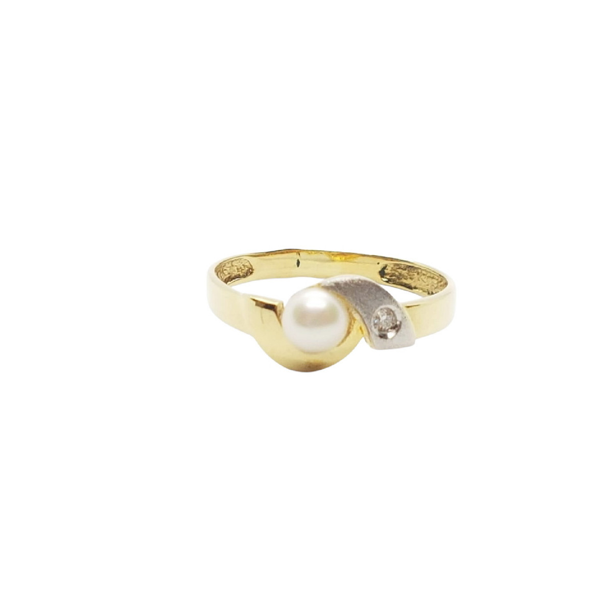 Anillo de oro amarillo con diamante y perla natural cultivada