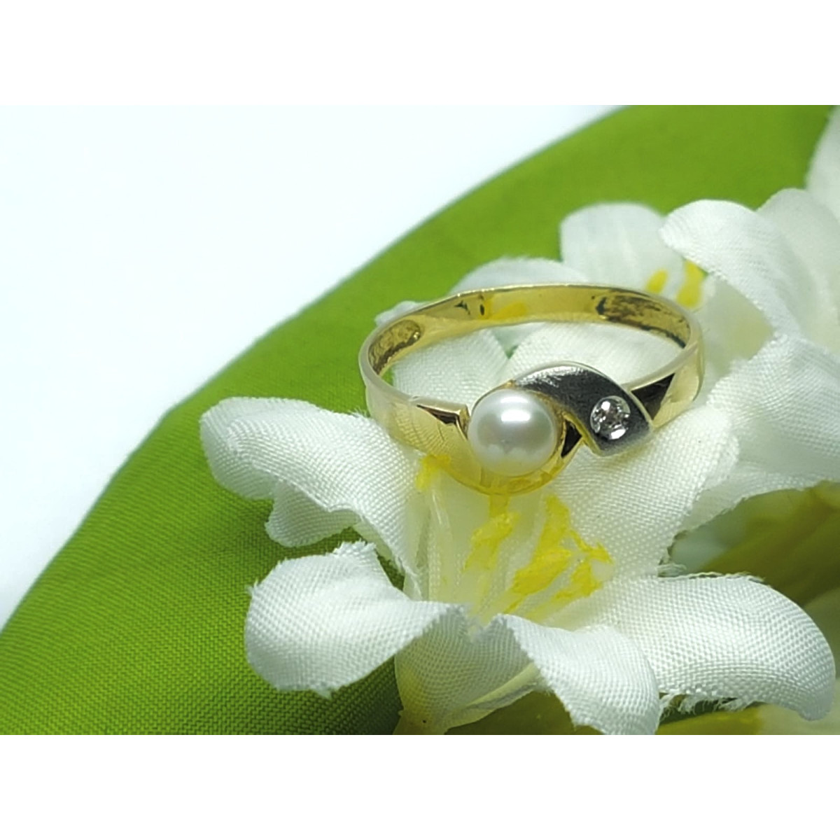 Anillo de oro amarillo con diamante y perla natural cultivada