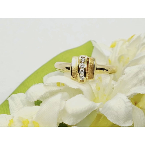Anillo de oro amarillo con circonitas