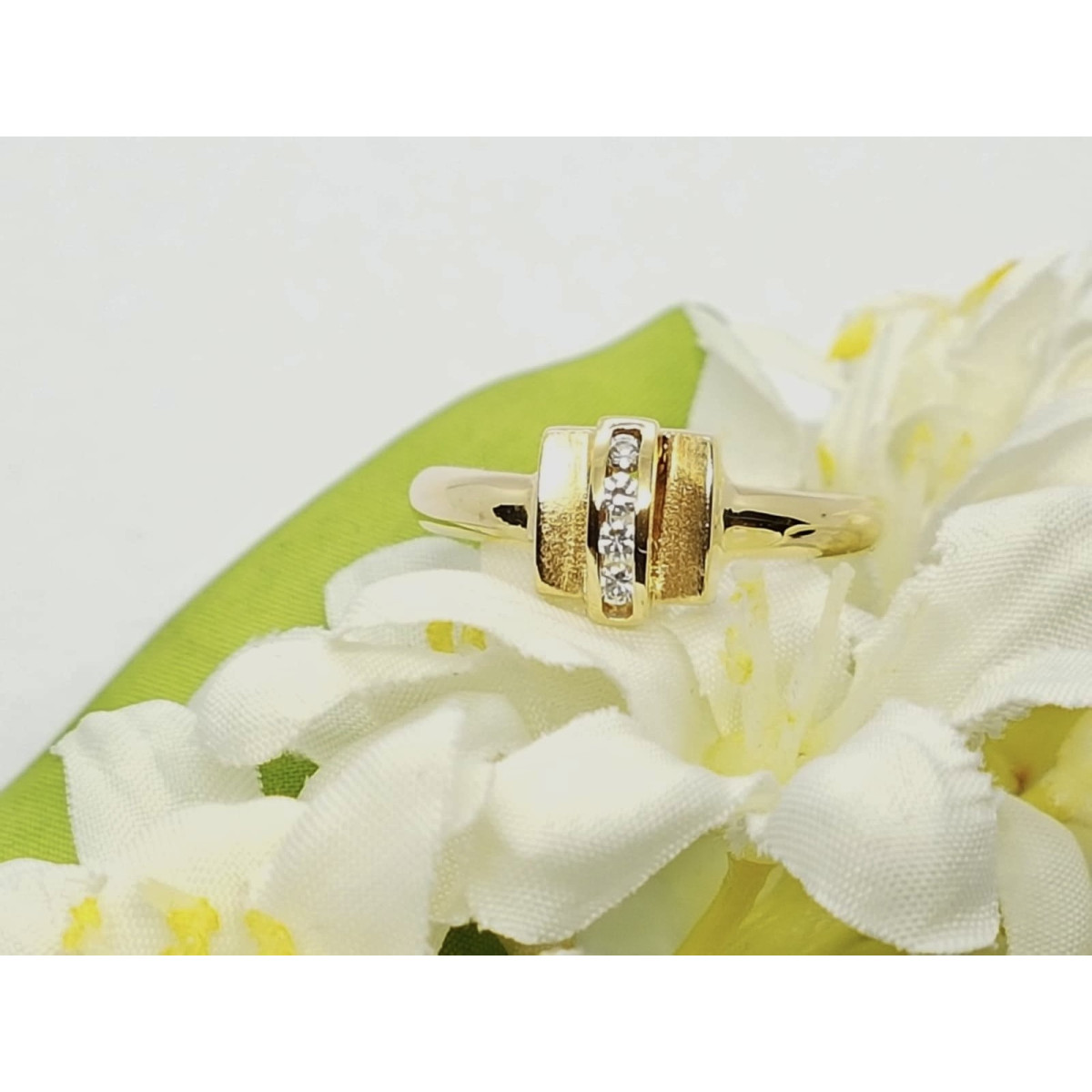 Anillo de oro amarillo con circonitas