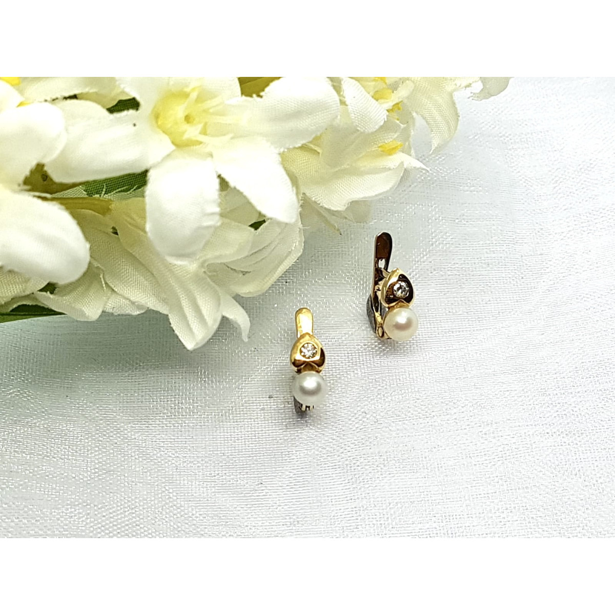 Pendientes de oro amarillo estilo Tú y Yo con Perla natural cultivada y diamante