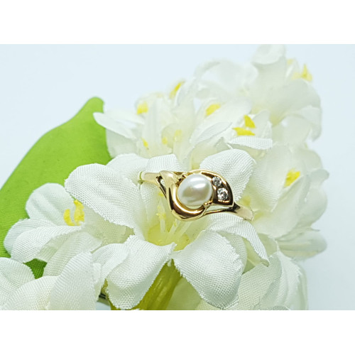 Anillo de oro amarillo con circonitas y perla natural cultivada