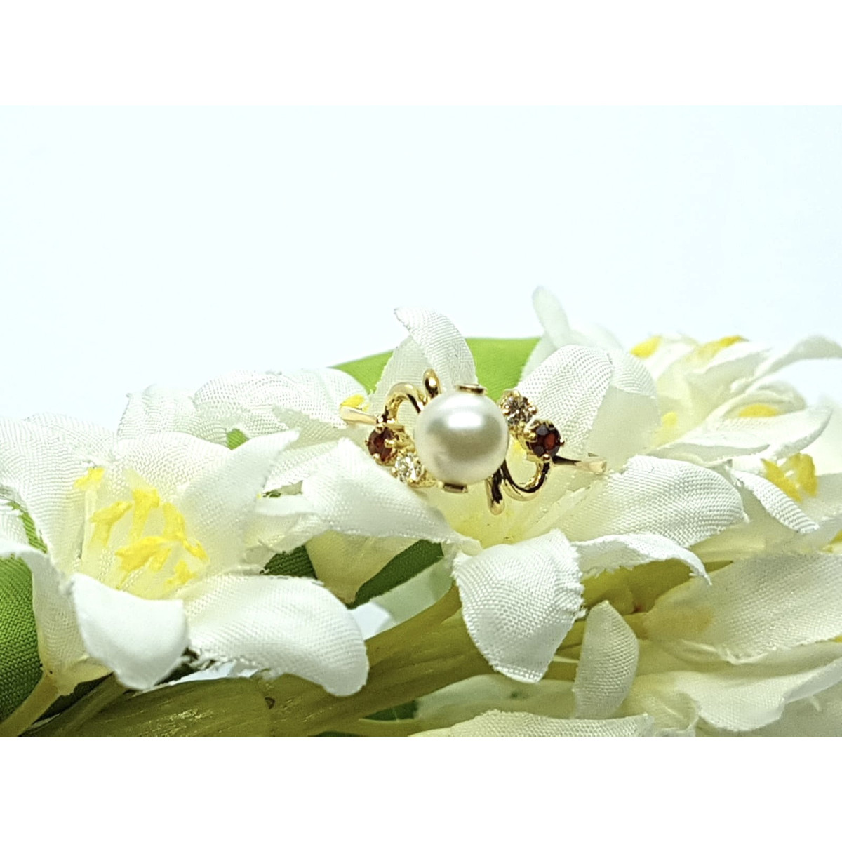 Anillo de oro amarillo con circonitas, perla natural cultivada y granates