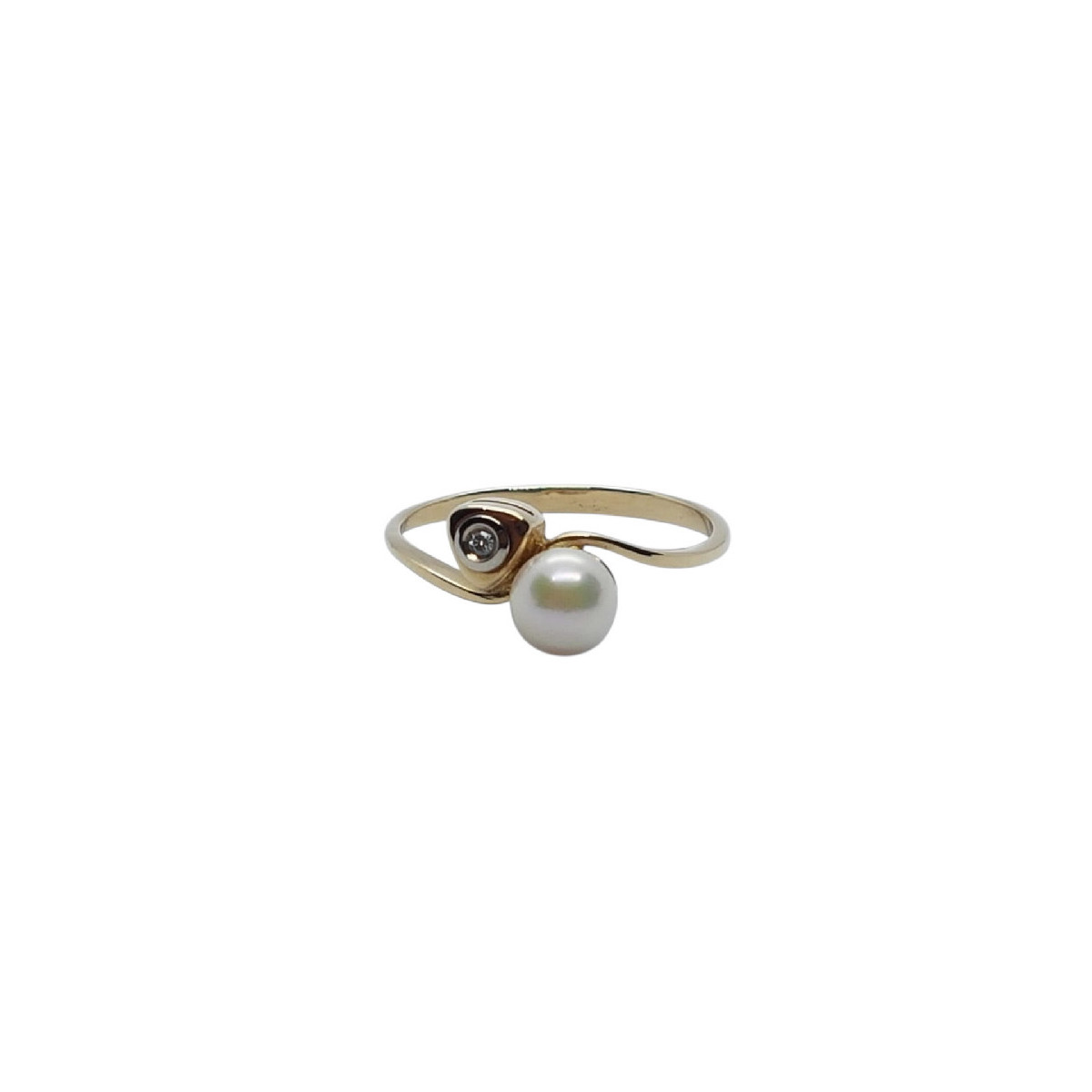 Anillo de oro amarillo con diamante y perla natural cultivada