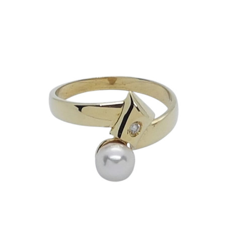 Anillo de oro amarillo con diamante y perla natural cultivada