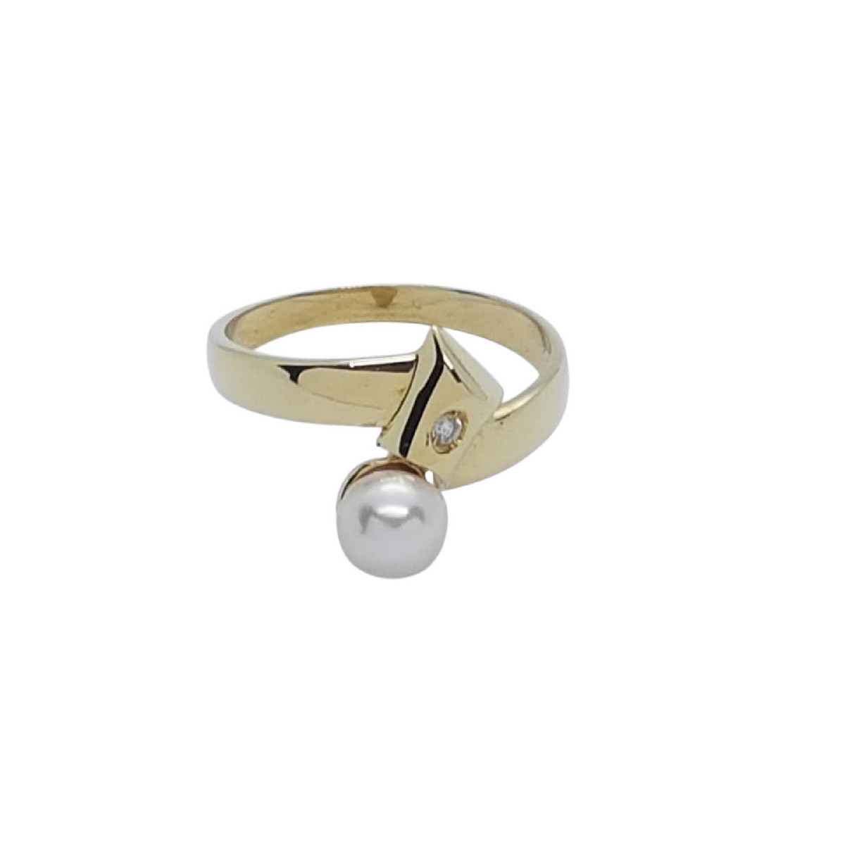 Anillo de oro amarillo con diamante y perla natural cultivada