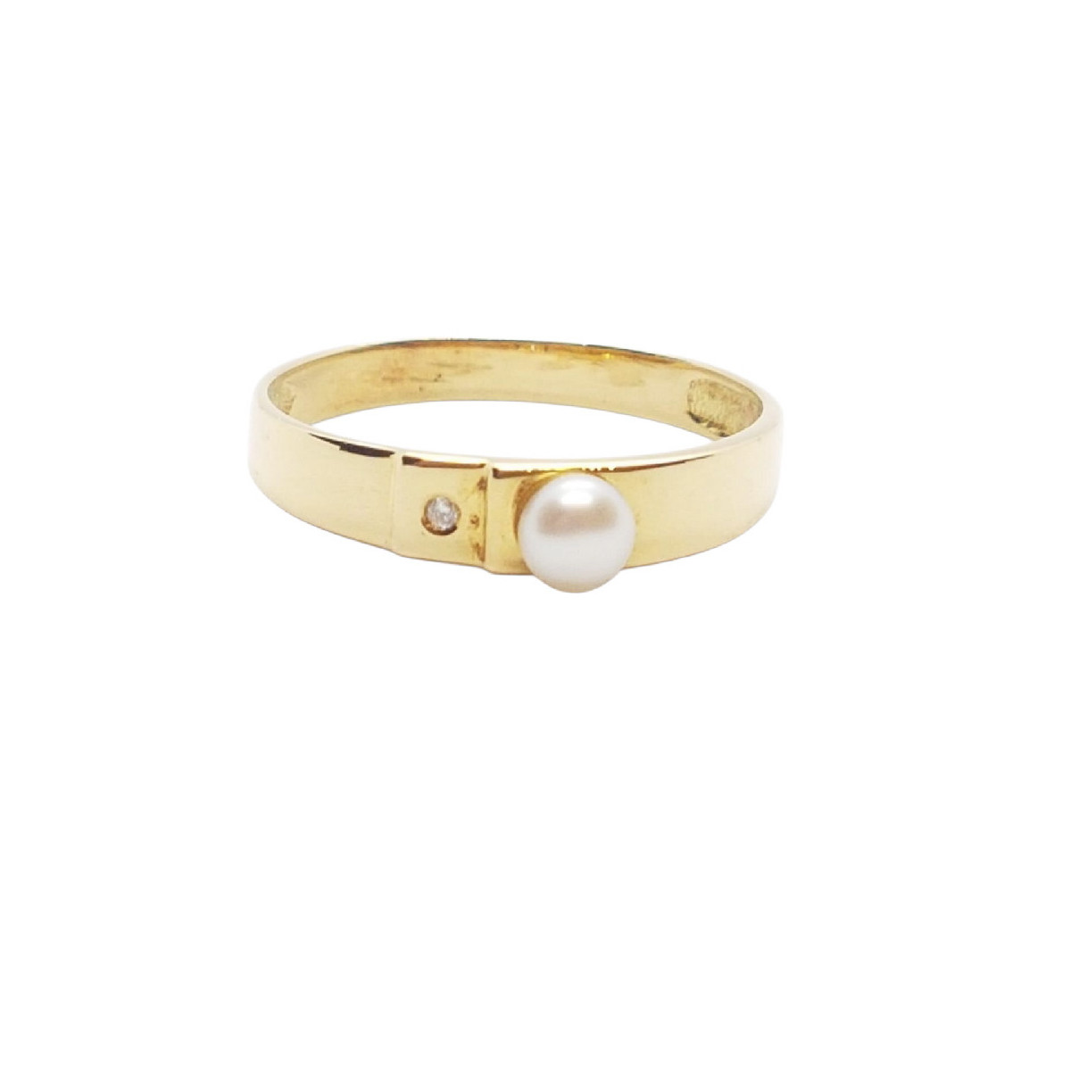 Anillo de oro amarillo con diamante y perla natural cultivada