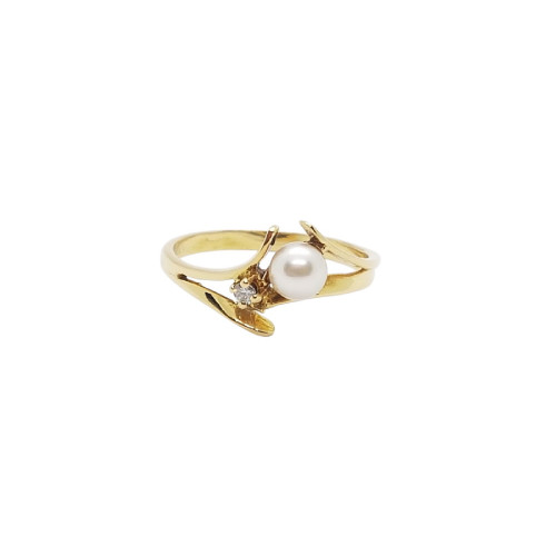 Anillo de oro amarillo con diamante y perla natural cultivada