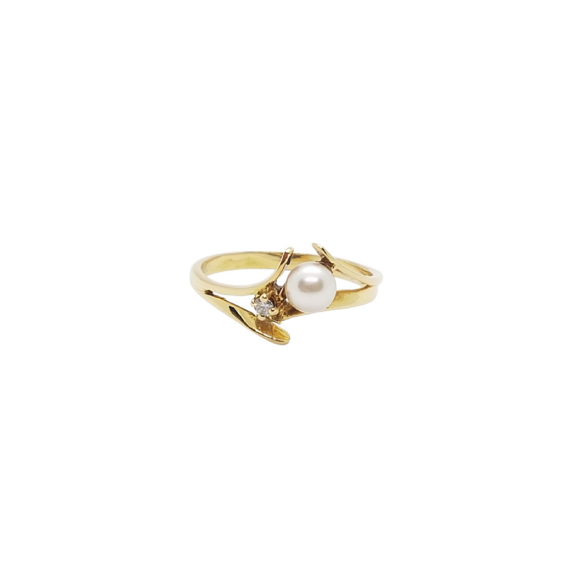 Anillo de oro amarillo con diamante y perla natural cultivada