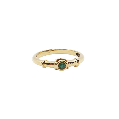 Anillo de oro amarillo con esmeralda
