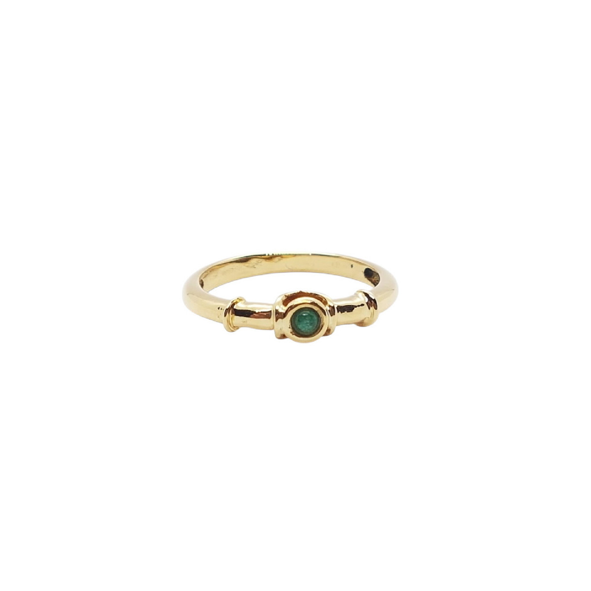 Anillo de oro amarillo con esmeralda