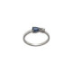 Anillo de oro blanco con zafiro y diamante
