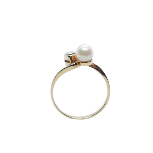 Anillo de oro amarillo con diamante y perla natural cultivada