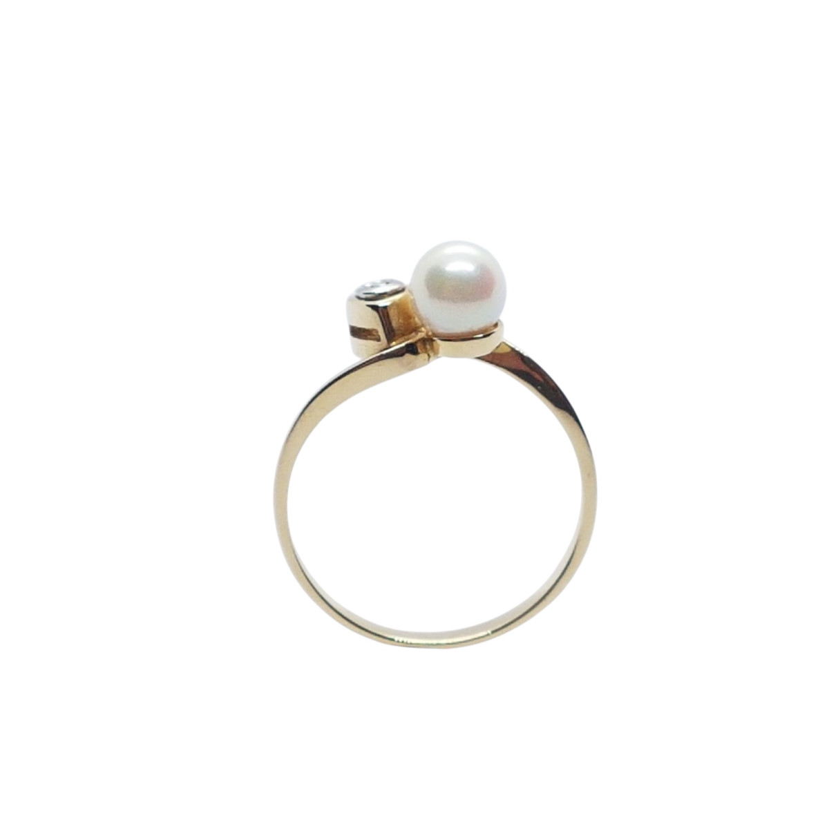 Anillo de oro amarillo con diamante y perla natural cultivada
