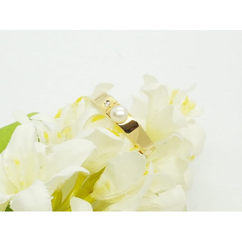 Anillo de oro amarillo con diamante y perla natural cultivada