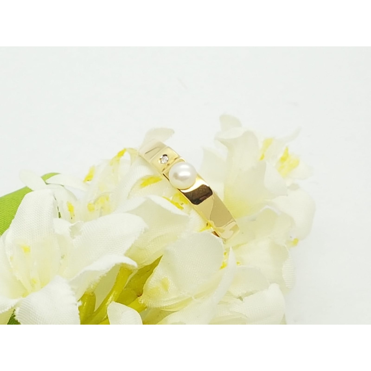Anillo de oro amarillo con diamante y perla natural cultivada
