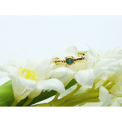 Anillo de oro amarillo con esmeralda