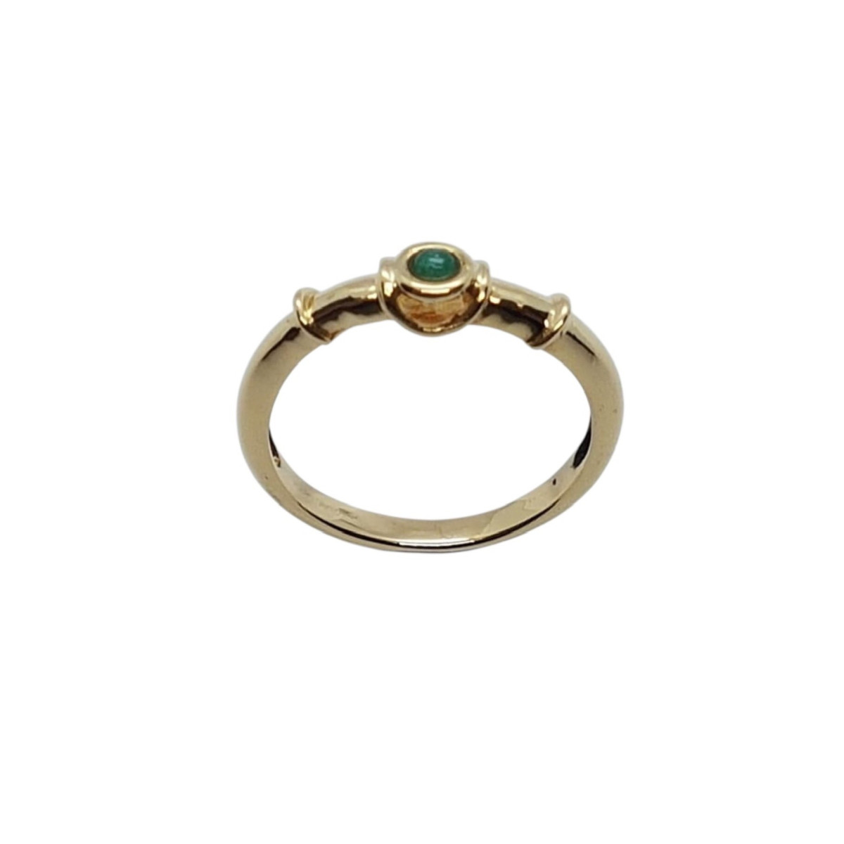 Anillo de oro amarillo con esmeralda