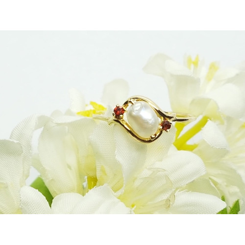 Anillo de oro amarillo con granates y perla natural cultivada