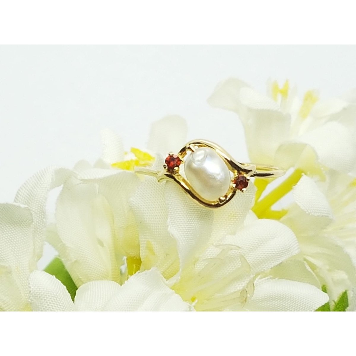 Anillo de oro amarillo con granates y perla natural cultivada