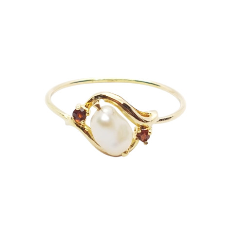 Anillo de oro amarillo con granates y perla natural cultivada