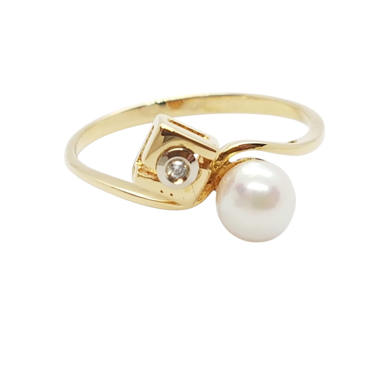 Anillo de oro amarillo con diamante y  perla natural cultivada