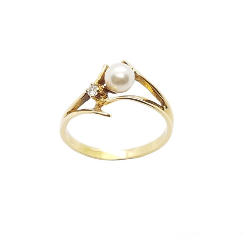 Anillo de oro amarillo con diamante y perla natural cultivada
