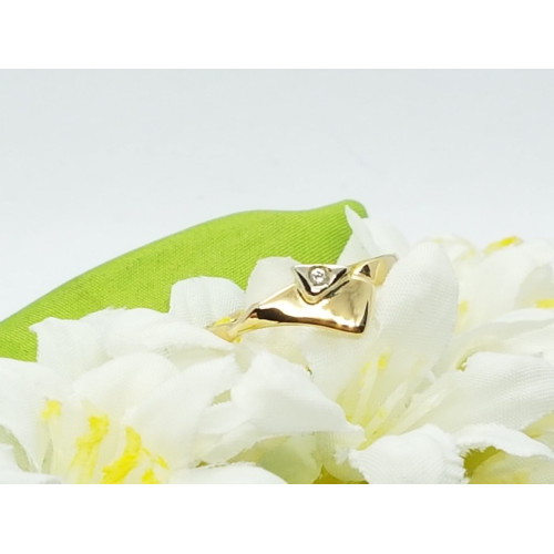Anillo de oro amarillo con diamante