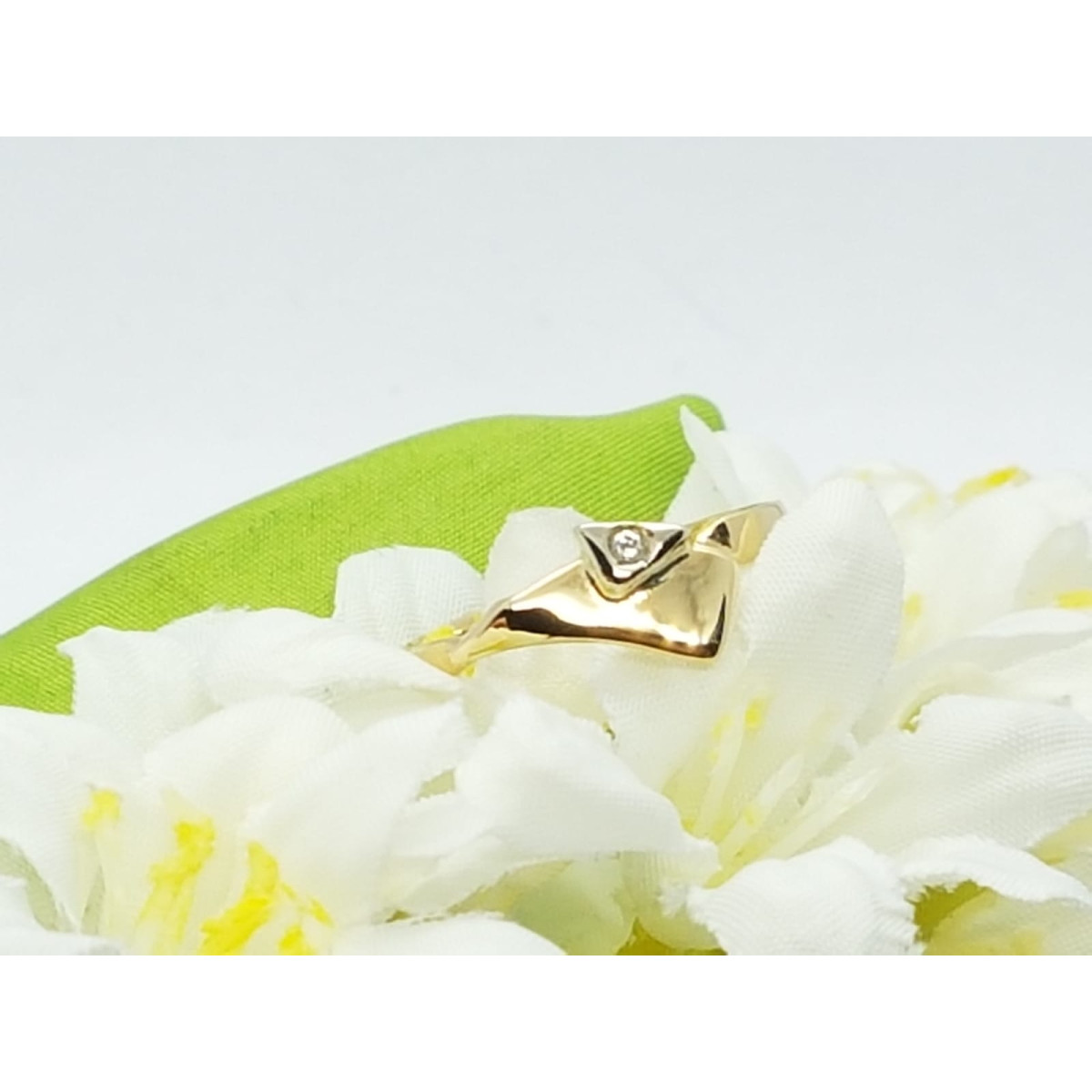 Anillo de oro amarillo con diamante