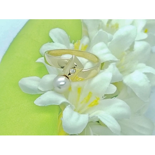 Anillo de oro amarillo con diamante y perla natural cultivada